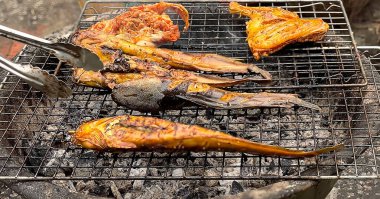 Laos 'taki Vientiane pazarında ızgara yayın balığı ve tavuk.