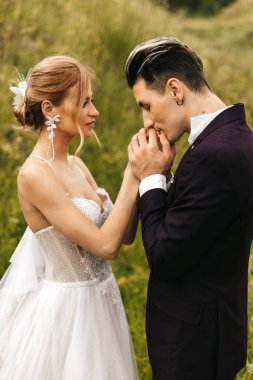 Doğada birlikte şirin, genç, şık bir çift. Yüksek kalite fotoğraf