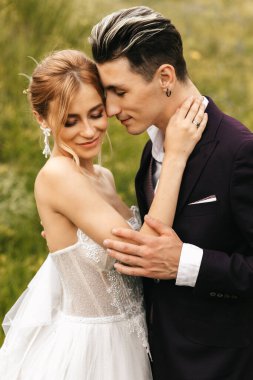 Doğada birlikte şirin, genç, şık bir çift. Yüksek kalite fotoğraf