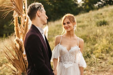 Gelin ve damadın kemerdeki ilk buluşması. Yüksek kalite fotoğraf