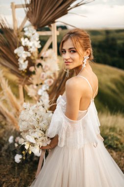 Gelinlik giymiş güzel sarışın gelin. Yüksek kalite fotoğraf