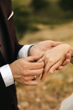 Düğün töreni. Alyansları takma anı. Yüksek kalite fotoğraf