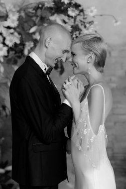 Genç ve güzel bir çift güzel bir düğün kemerinde nişanlanıyor. Siyah beyaz fotoğraf. Yüksek kalite fotoğraf