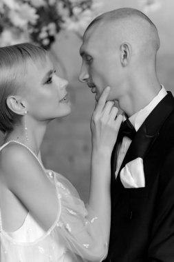 Genç ve güzel bir çift güzel bir düğün kemerinde nişanlanıyor. Siyah beyaz fotoğraf. Yüksek kalite fotoğraf