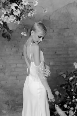 Elinde bir buketle kemerde gelinlik giymiş güzel bir gelin kız. Yüksek kalite fotoğraf