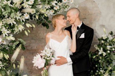 Genç ve güzel bir çift güzel bir düğün kemerinde nişanlanıyor. Yüksek kalite fotoğraf