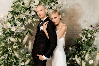 Genç ve güzel bir çift güzel bir düğün kemerinde nişanlanıyor. Yüksek kalite fotoğraf