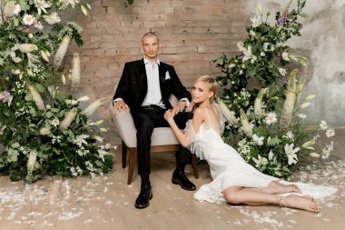 Gelinlik giymiş çekici, genç bir çift birlikte vakit geçiriyorlar. Yüksek kalite fotoğraf