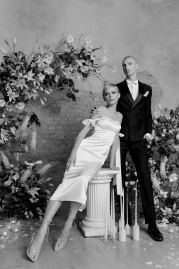 Genç ve güzel bir çift güzel bir düğün kemerinde nişanlanıyor. Yüksek kalite fotoğraf