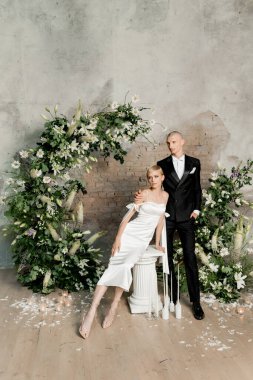 Genç ve güzel bir çift güzel bir düğün kemerinde nişanlanıyor. Yüksek kalite fotoğraf