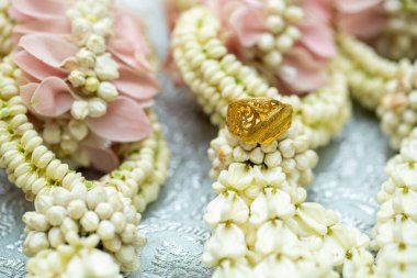 Altın yüzük, alyans, çiçeklerdeki elmas yüzük..