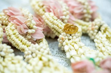 Altın yüzük, alyans, çiçeklerdeki elmas yüzük..