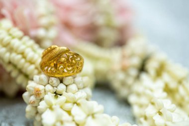 Altın yüzük, alyans, çiçeklerdeki elmas yüzük..