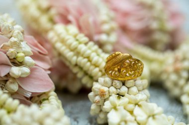 Altın yüzük, alyans, çiçeklerdeki elmas yüzük..