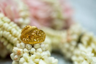 Altın yüzük, alyans, çiçeklerdeki elmas yüzük..