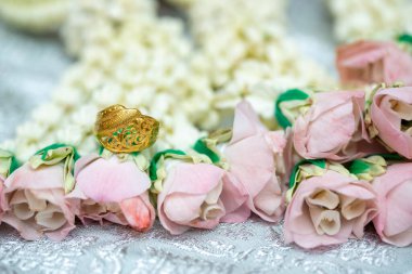 Altın yüzük, alyans, çiçeklerdeki elmas yüzük..