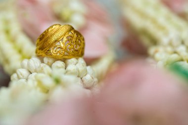 Altın yüzük, alyans, çiçeklerdeki elmas yüzük..