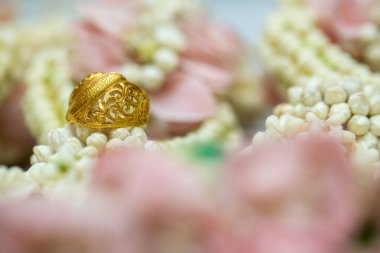 Altın yüzük, alyans, çiçeklerdeki elmas yüzük..