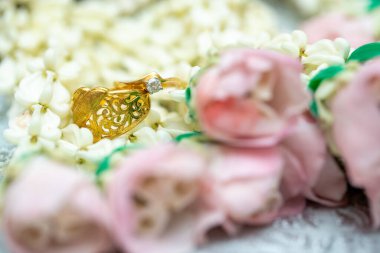 Altın yüzük, alyans, çiçeklerdeki elmas yüzük..