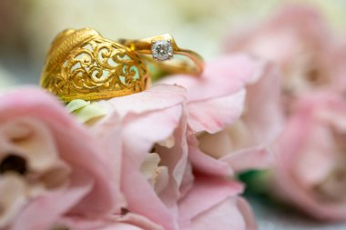 Altın yüzük, alyans, çiçeklerdeki elmas yüzük..