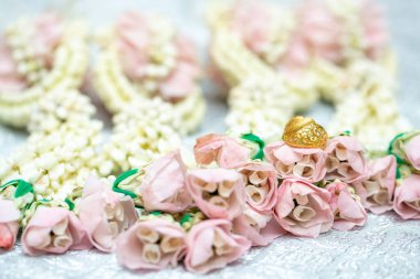 Altın yüzük, alyans, çiçeklerdeki elmas yüzük..