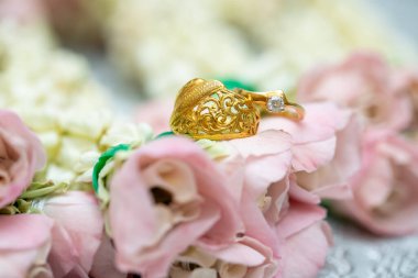 Altın yüzük, alyans, çiçeklerdeki elmas yüzük..