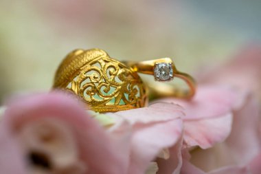 Altın yüzük, alyans, çiçeklerdeki elmas yüzük..