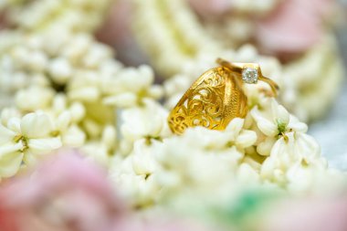 Altın yüzük, alyans, çiçeklerdeki elmas yüzük..