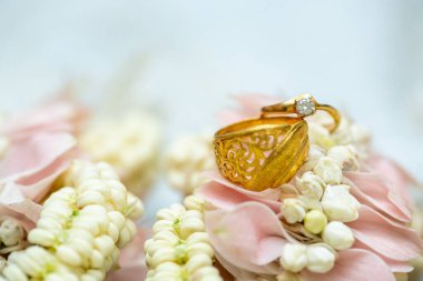 Altın yüzük, alyans, çiçeklerdeki elmas yüzük..