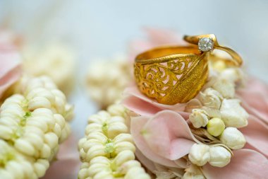 Altın yüzük, alyans, çiçeklerdeki elmas yüzük..