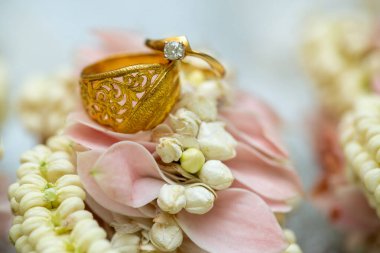 Altın yüzük, alyans, çiçeklerdeki elmas yüzük..