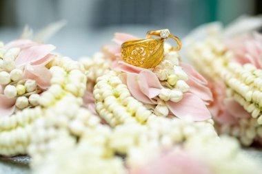 Altın yüzük, alyans, çiçeklerdeki elmas yüzük..