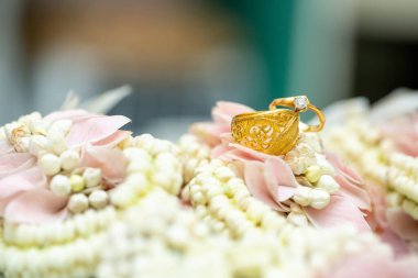 Altın yüzük, alyans, çiçeklerdeki elmas yüzük..