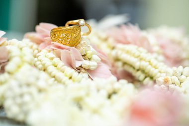 Altın yüzük, alyans, çiçeklerdeki elmas yüzük..