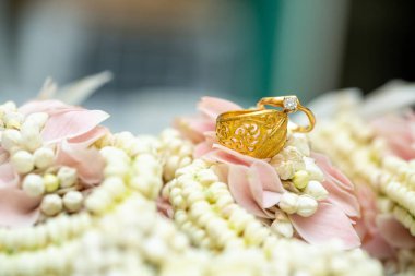 Altın yüzük, alyans, çiçeklerdeki elmas yüzük..