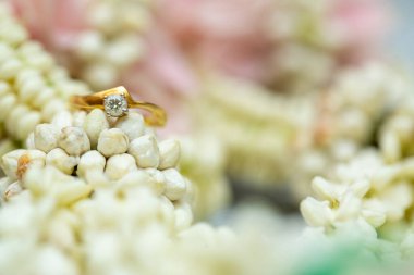 Altın yüzük, alyans, çiçeklerdeki elmas yüzük..