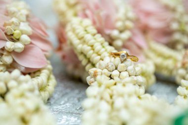 Altın yüzük, alyans, çiçeklerdeki elmas yüzük..