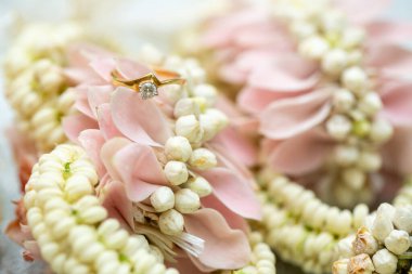 Altın yüzük, alyans, çiçeklerdeki elmas yüzük..