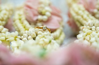 Altın yüzük, alyans, çiçeklerdeki elmas yüzük..