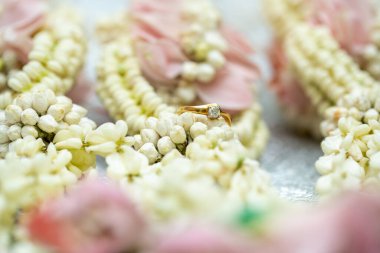 Altın yüzük, alyans, çiçeklerdeki elmas yüzük..