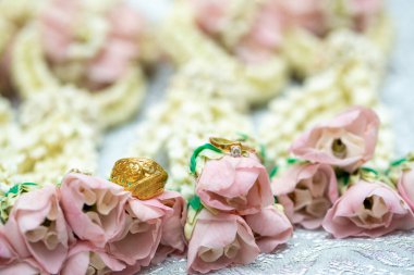 Altın yüzük, alyans, çiçeklerdeki elmas yüzük..