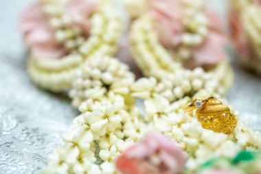 Altın yüzük, alyans, çiçeklerdeki elmas yüzük..