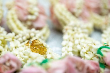 Altın yüzük, alyans, çiçeklerdeki elmas yüzük..