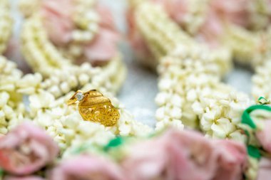 Altın yüzük, alyans, çiçeklerdeki elmas yüzük..