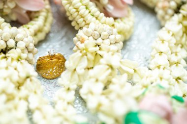 Altın yüzük, alyans, çiçeklerdeki elmas yüzük..