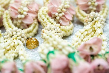 Altın yüzük, alyans, çiçeklerdeki elmas yüzük..