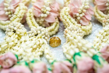 Altın yüzük, alyans, çiçeklerdeki elmas yüzük..