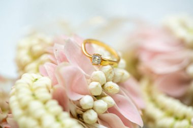 Altın yüzük, alyans, çiçeklerdeki elmas yüzük..