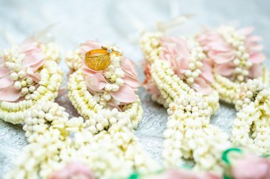 Altın yüzük, alyans, çiçeklerdeki elmas yüzük..