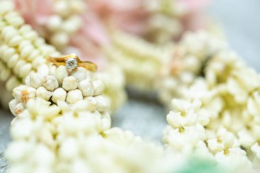 Altın yüzük, alyans, çiçeklerdeki elmas yüzük..